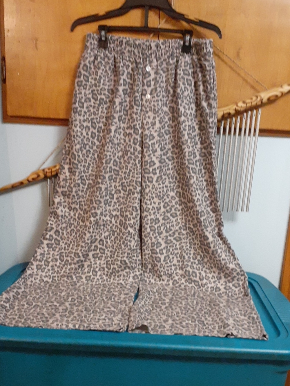 leopard print  flowy elastic waist ladies pants size med.